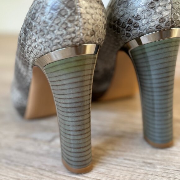 SALVATORE FERRAGAMO Tamina Grey Python Platform Pumps - 8.5 - Picture 7 of 8